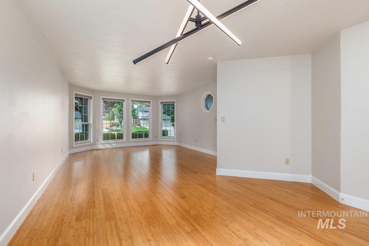 9922 W Aladar Ct, Boise, Idaho 83704, 3 Bedrooms, 2 Bathrooms, Residential For Sale, Price $572,000, 98995051