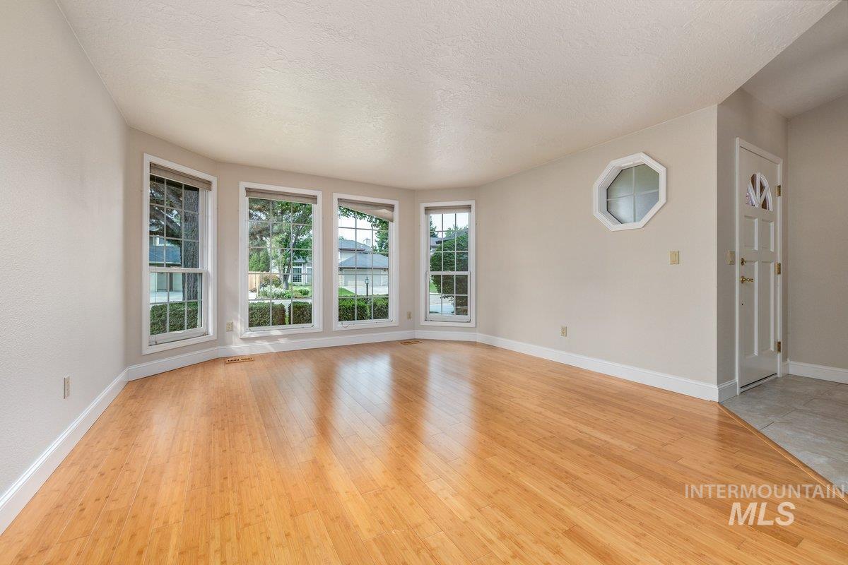 9922 W Aladar Ct, Boise, Idaho 83704, 3 Bedrooms, 2 Bathrooms, Residential For Sale, Price $572,000, 98995051