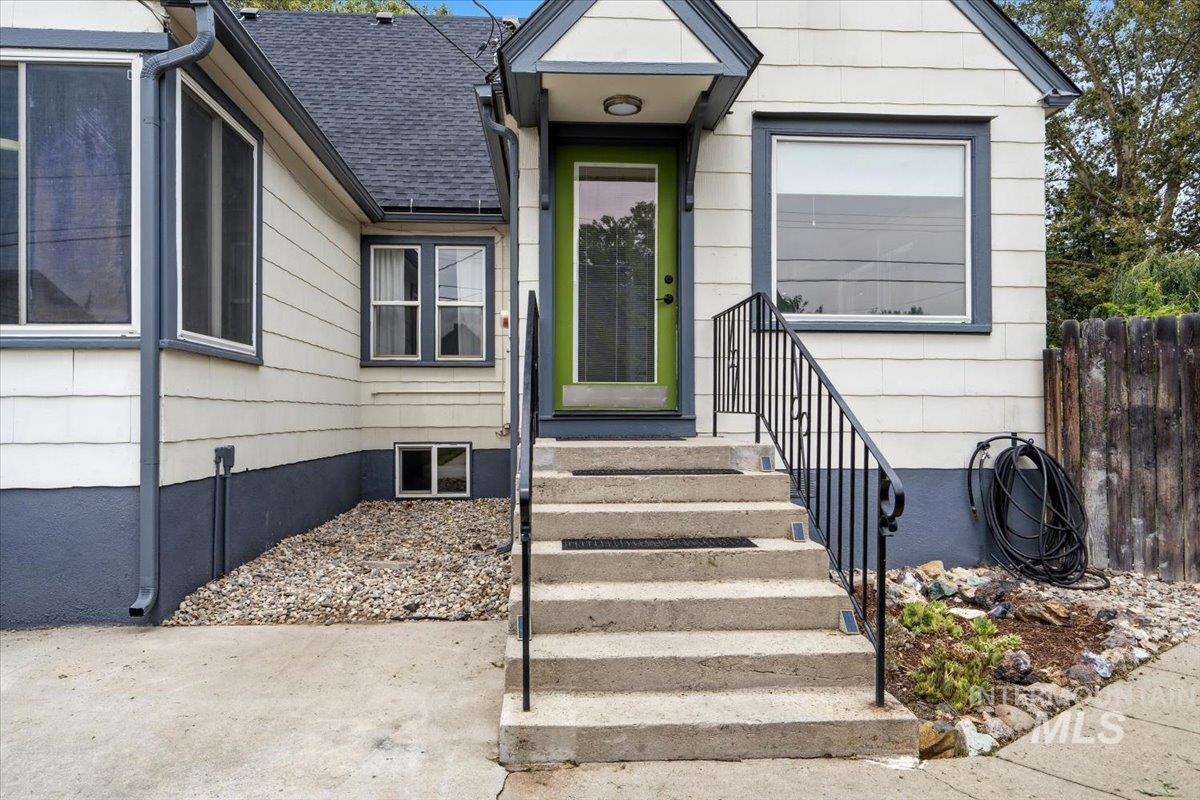 421 E 2nd St, Emmett, Idaho 83617, 4 Bedrooms, 2 Bathrooms, Residential For Sale, Price $575,000,MLS 98995061
