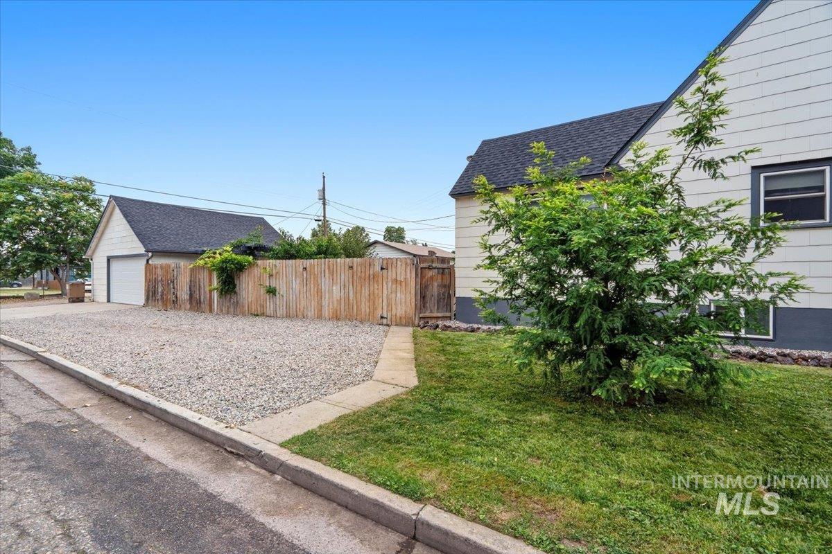 421 E 2nd St, Emmett, Idaho 83617, 4 Bedrooms, 2 Bathrooms, Residential For Sale, Price $575,000,MLS 98995061