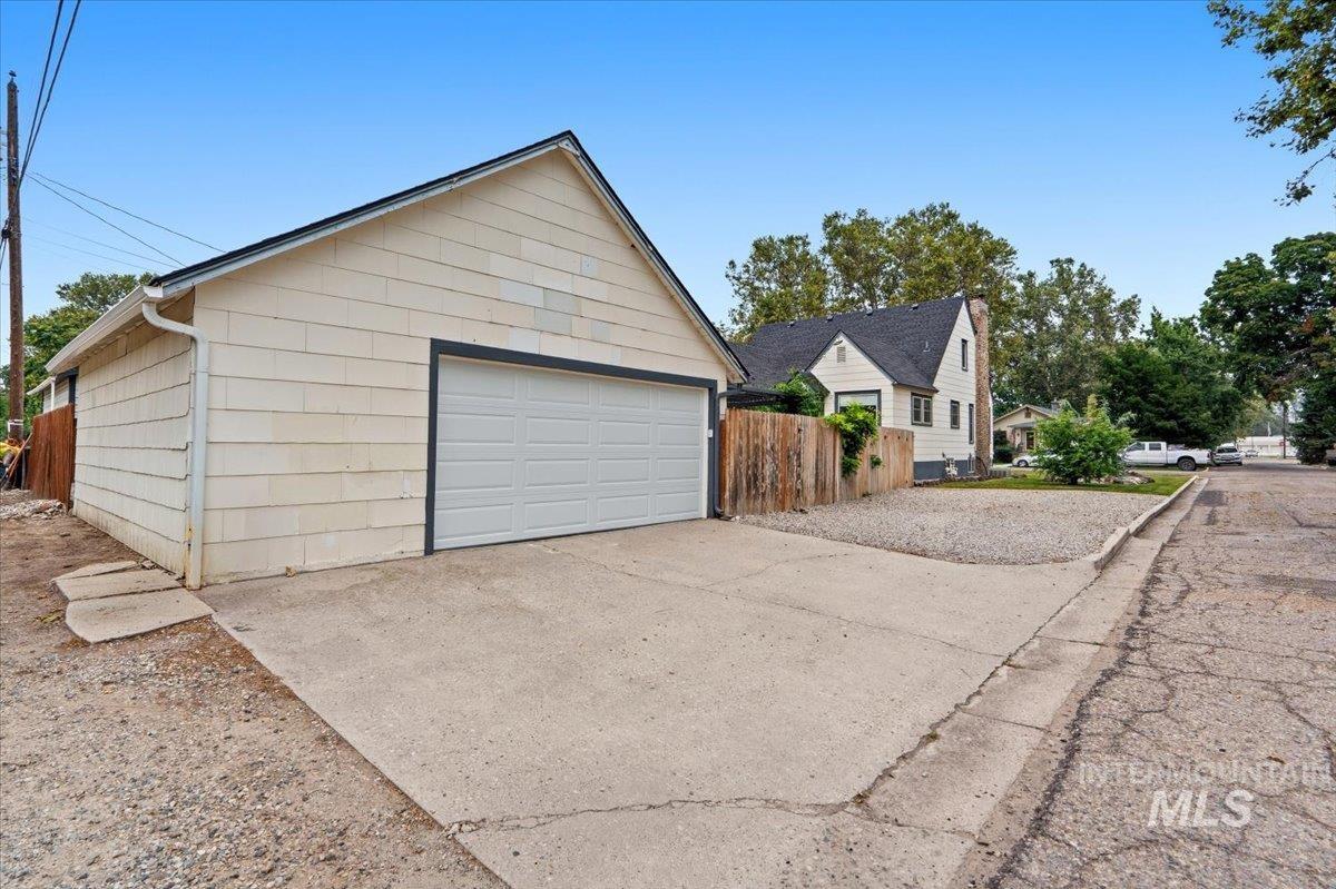 421 E 2nd St, Emmett, Idaho 83617, 4 Bedrooms, 2 Bathrooms, Residential For Sale, Price $575,000,MLS 98995061