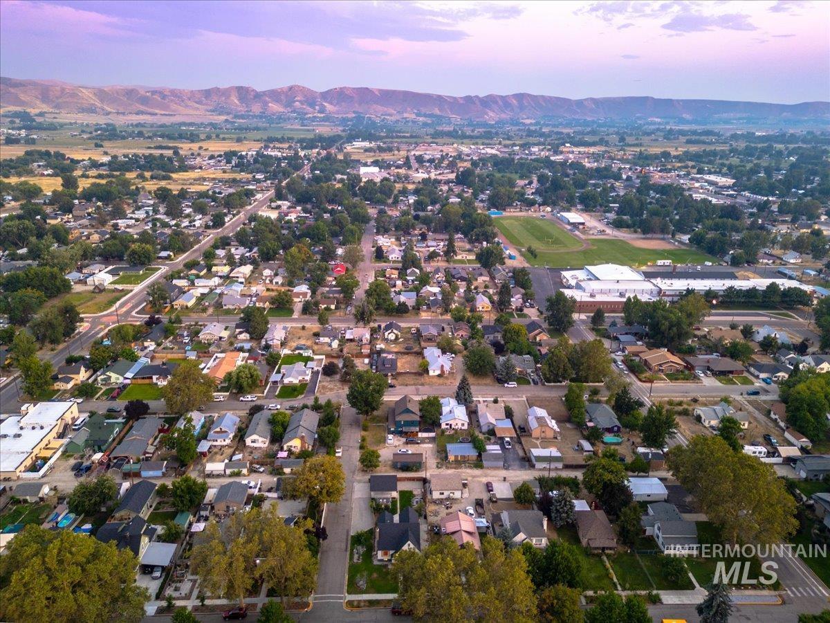 421 E 2nd St, Emmett, Idaho 83617, 4 Bedrooms, 2 Bathrooms, Residential For Sale, Price $575,000,MLS 98995061
