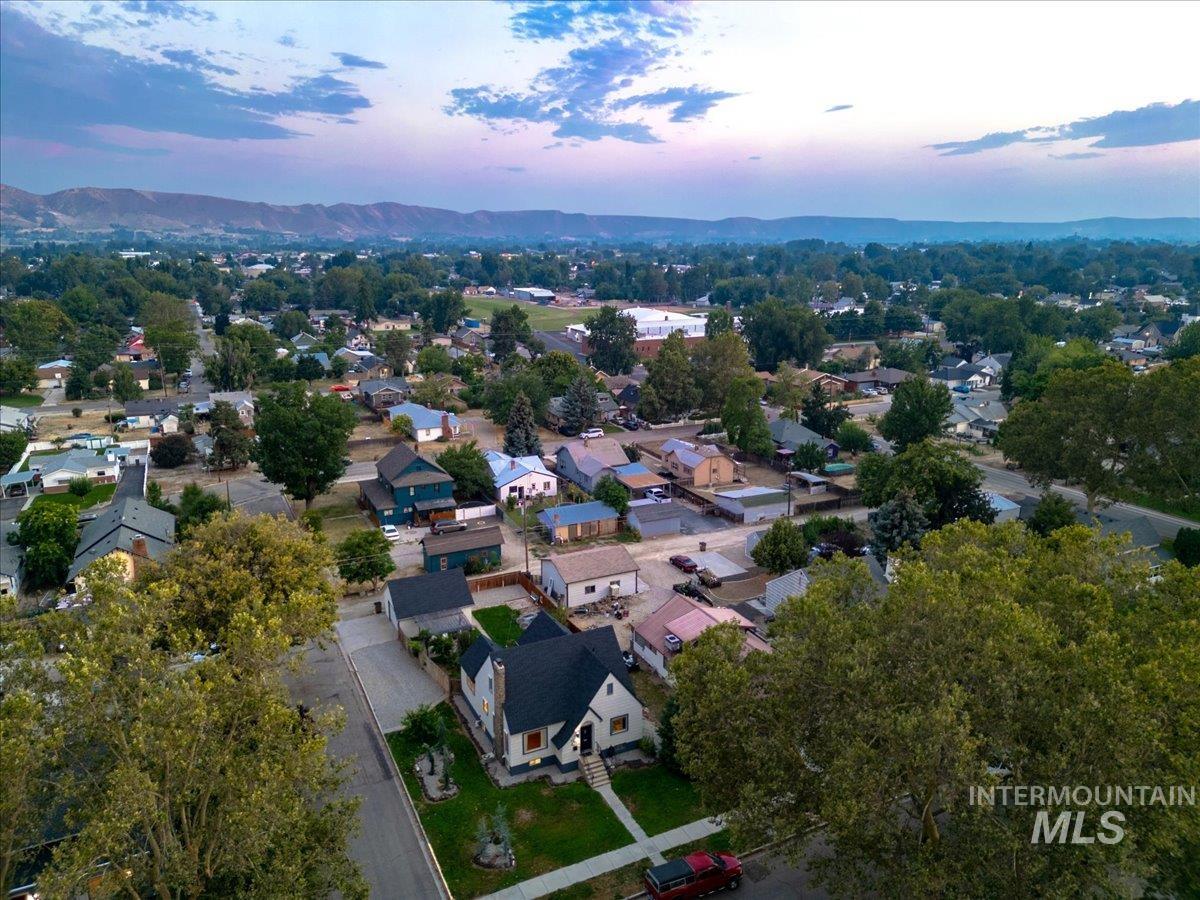 421 E 2nd St, Emmett, Idaho 83617, 4 Bedrooms, 2 Bathrooms, Residential For Sale, Price $575,000,MLS 98995061