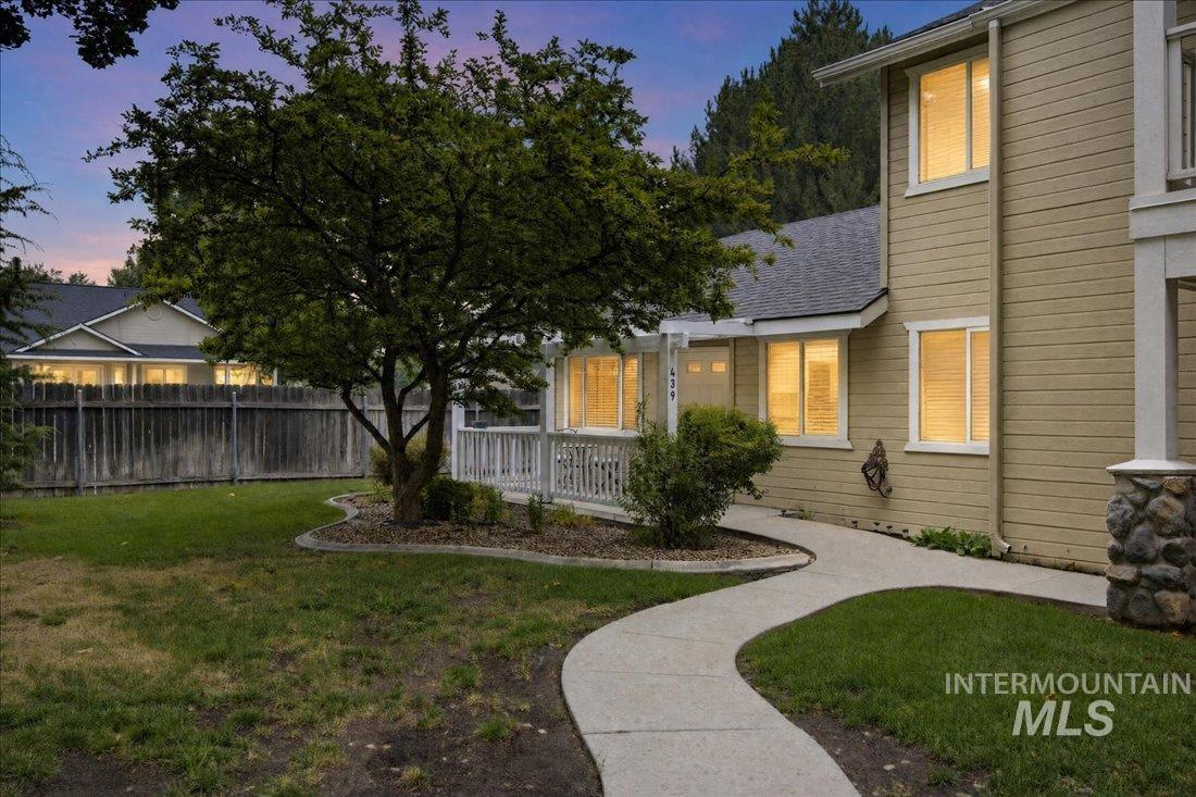 439 W State St, Eagle, Idaho 83616, 2 Bedrooms, 2 Bathrooms, Residential For Sale, Price $329,900, 98995076