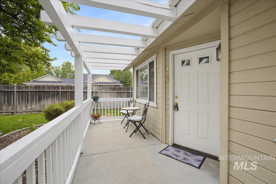439 W State St, Eagle, Idaho 83616, 2 Bedrooms, 2 Bathrooms, Residential For Sale, Price $329,900, 98995076