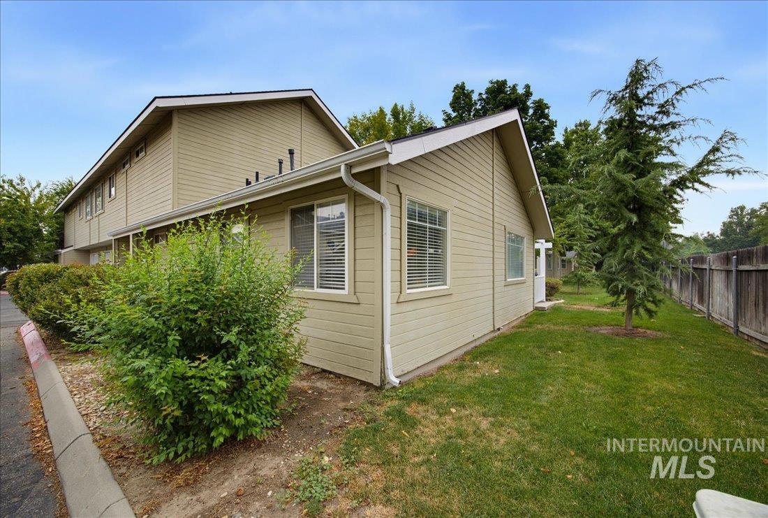 439 W State St, Eagle, Idaho 83616, 2 Bedrooms, 2 Bathrooms, Residential For Sale, Price $329,900, 98995076