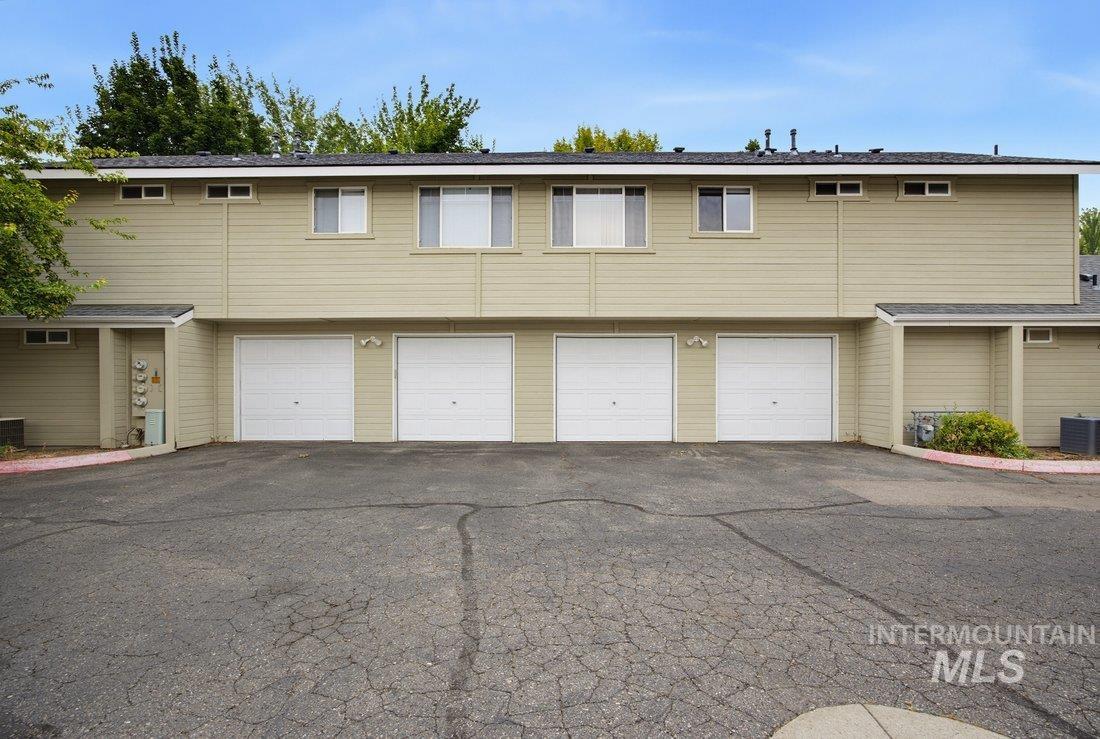 439 W State St, Eagle, Idaho 83616, 2 Bedrooms, 2 Bathrooms, Residential For Sale, Price $329,900, 98995076