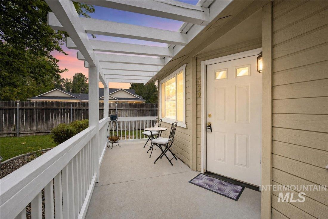 439 W State St, Eagle, Idaho 83616, 2 Bedrooms, 2 Bathrooms, Residential For Sale, Price $329,900, 98995076
