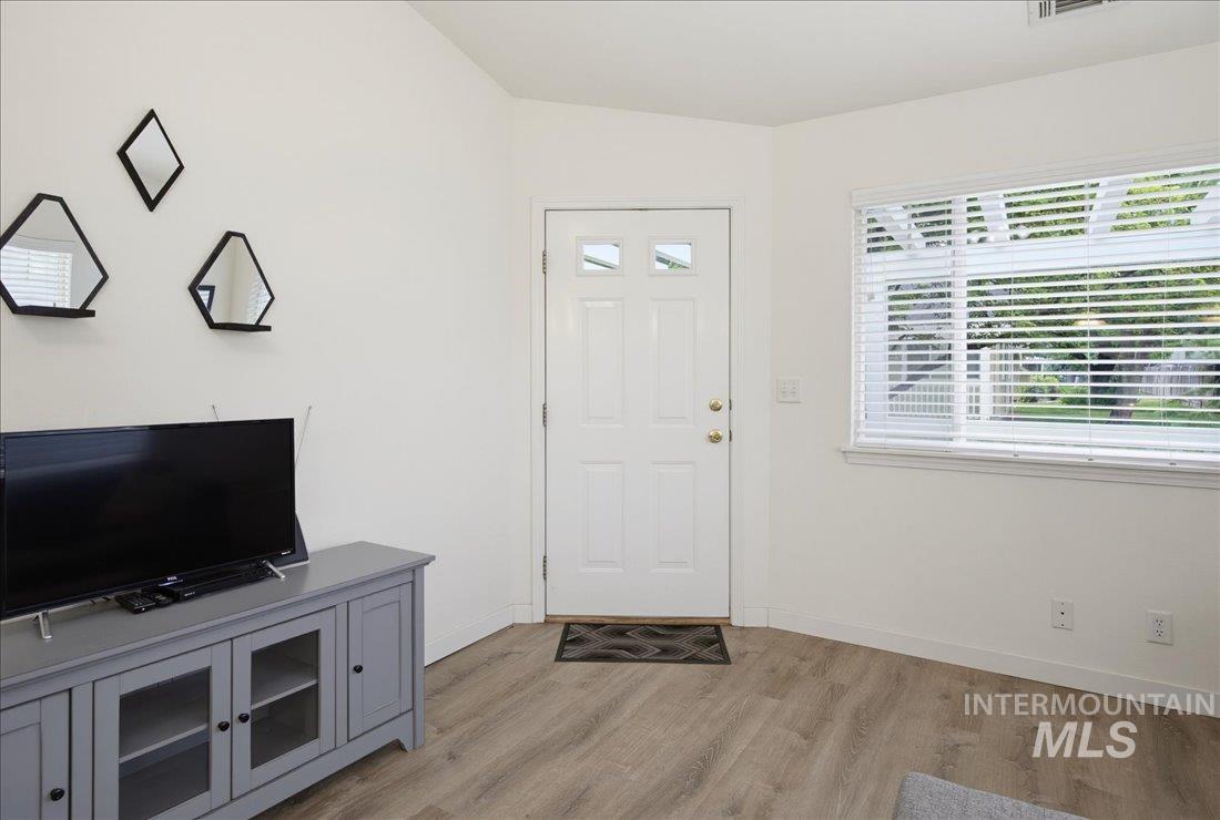 439 W State St, Eagle, Idaho 83616, 2 Bedrooms, 2 Bathrooms, Residential For Sale, Price $329,900, 98995076