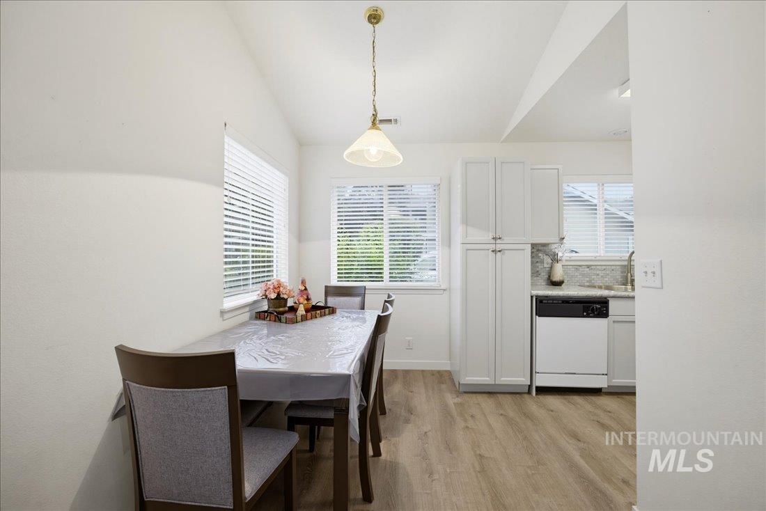 439 W State St, Eagle, Idaho 83616, 2 Bedrooms, 2 Bathrooms, Residential For Sale, Price $329,900, 98995076