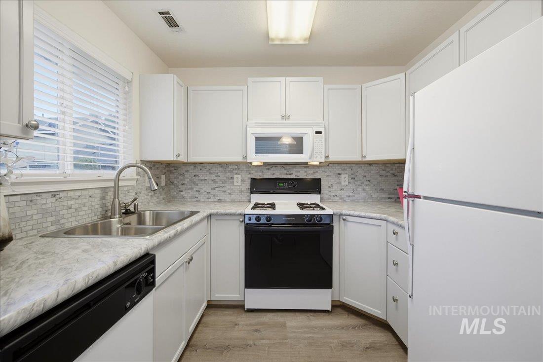 439 W State St, Eagle, Idaho 83616, 2 Bedrooms, 2 Bathrooms, Residential For Sale, Price $329,900, 98995076