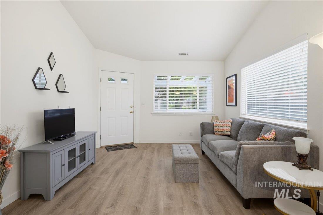439 W State St, Eagle, Idaho 83616, 2 Bedrooms, 2 Bathrooms, Residential For Sale, Price $329,900, 98995076