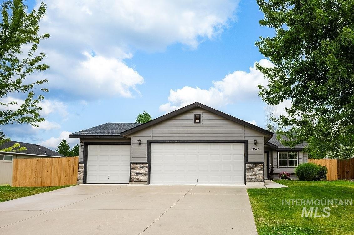 956 S Hebgon Lake Ave, Middleton, Idaho 83644, 3 Bedrooms, 2 Bathrooms, Residential For Sale, Price $389,900,MLS 98995089