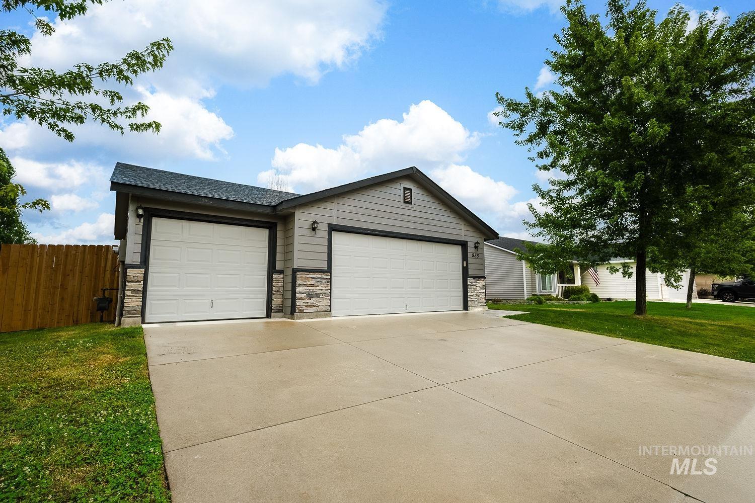 956 S Hebgon Lake Ave, Middleton, Idaho 83644, 3 Bedrooms, 2 Bathrooms, Residential For Sale, Price $389,900,MLS 98995089
