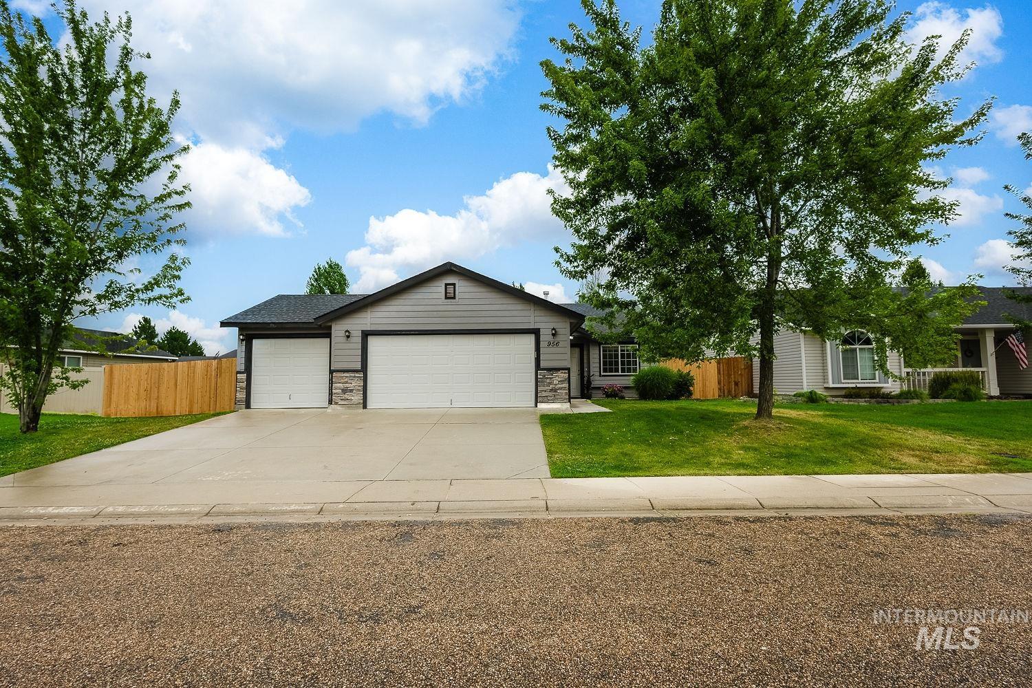 956 S Hebgon Lake Ave, Middleton, Idaho 83644, 3 Bedrooms, 2 Bathrooms, Residential For Sale, Price $389,900,MLS 98995089