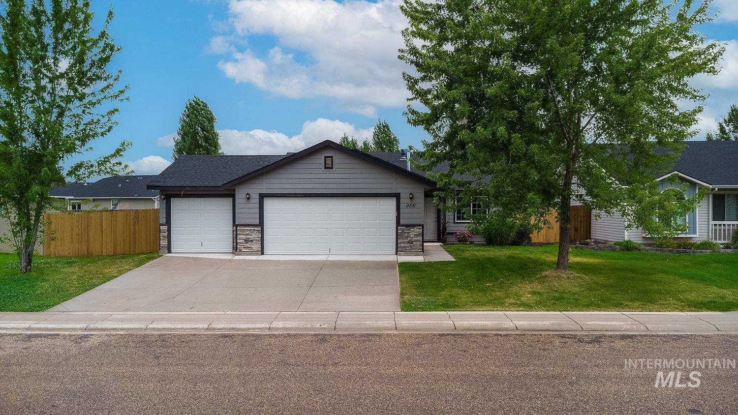 956 S Hebgon Lake Ave, Middleton, Idaho 83644, 3 Bedrooms, 2 Bathrooms, Residential For Sale, Price $389,900,MLS 98995089