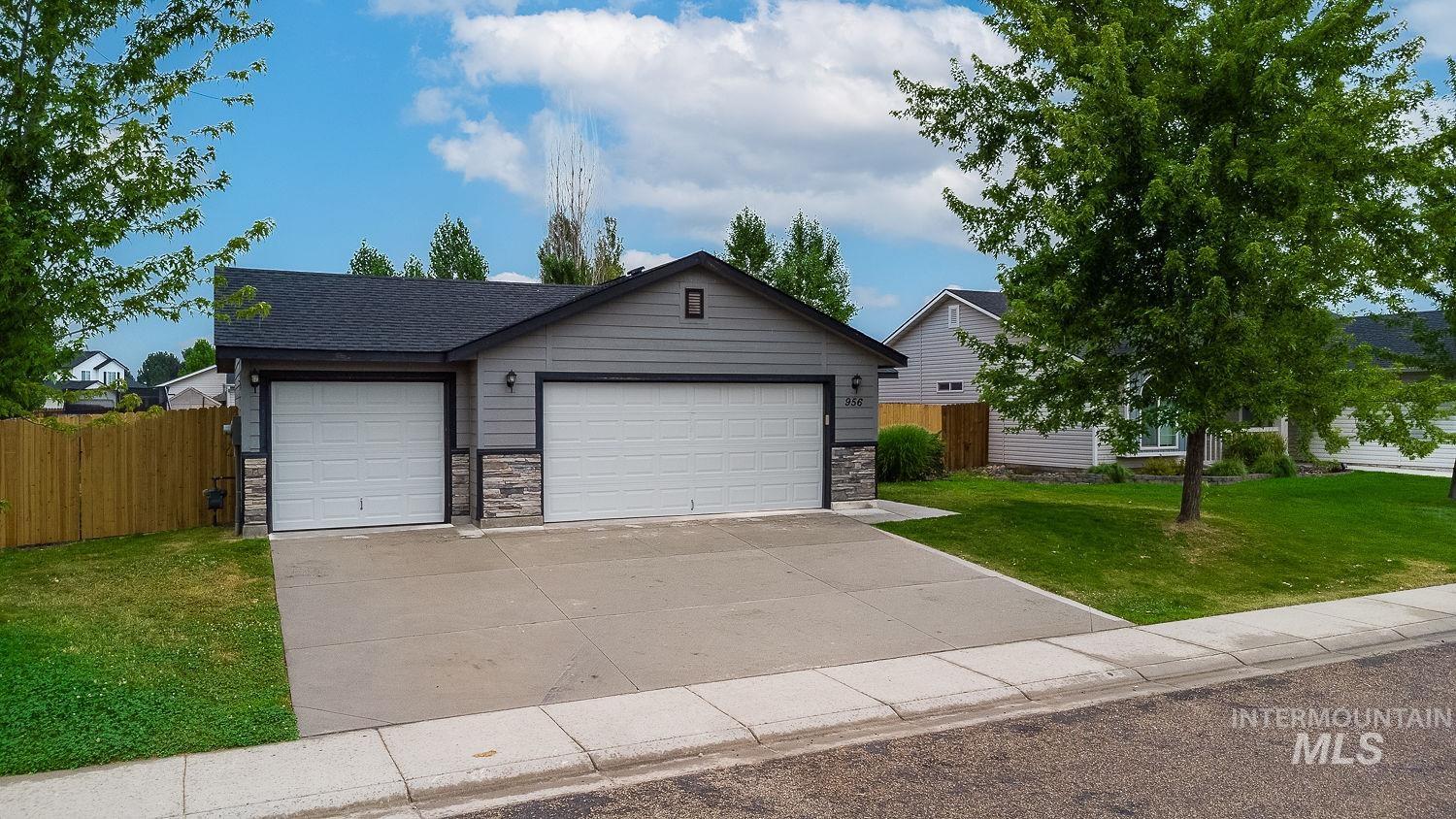 956 S Hebgon Lake Ave, Middleton, Idaho 83644, 3 Bedrooms, 2 Bathrooms, Residential For Sale, Price $389,900,MLS 98995089