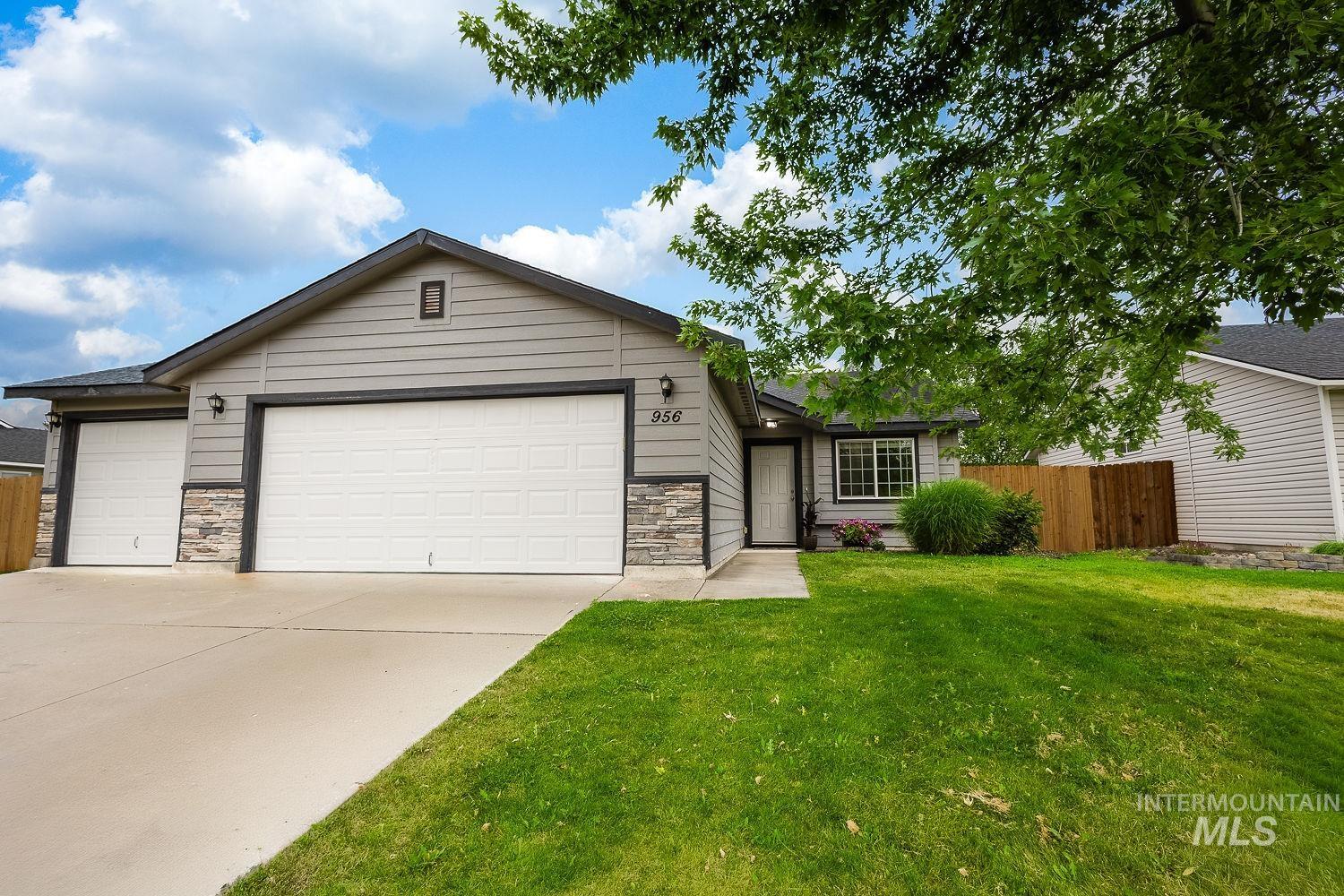 956 S Hebgon Lake Ave, Middleton, Idaho 83644, 3 Bedrooms, 2 Bathrooms, Residential For Sale, Price $389,900,MLS 98995089