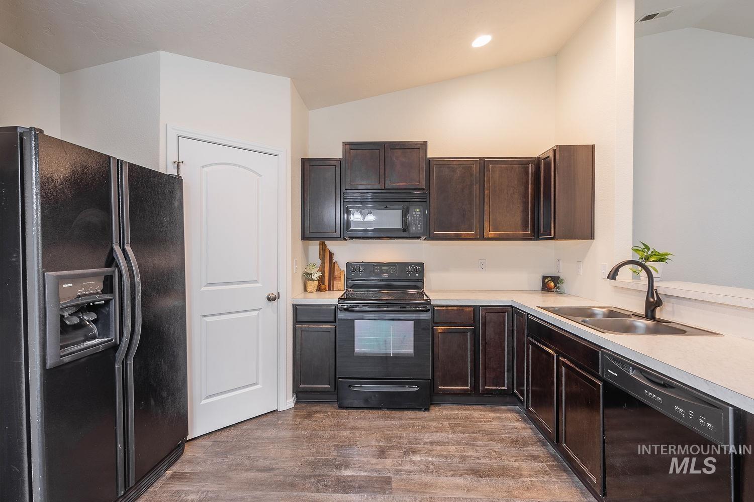 956 S Hebgon Lake Ave, Middleton, Idaho 83644, 3 Bedrooms, 2 Bathrooms, Residential For Sale, Price $389,900,MLS 98995089