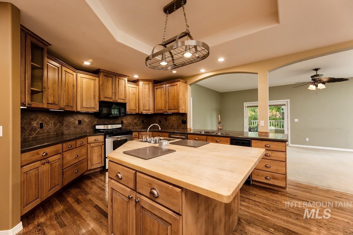 963 E Kingsford Dr, Meridian, Idaho 83642, 4 Bedrooms, 3 Bathrooms, Residential For Sale, Price $699,900, 98995097