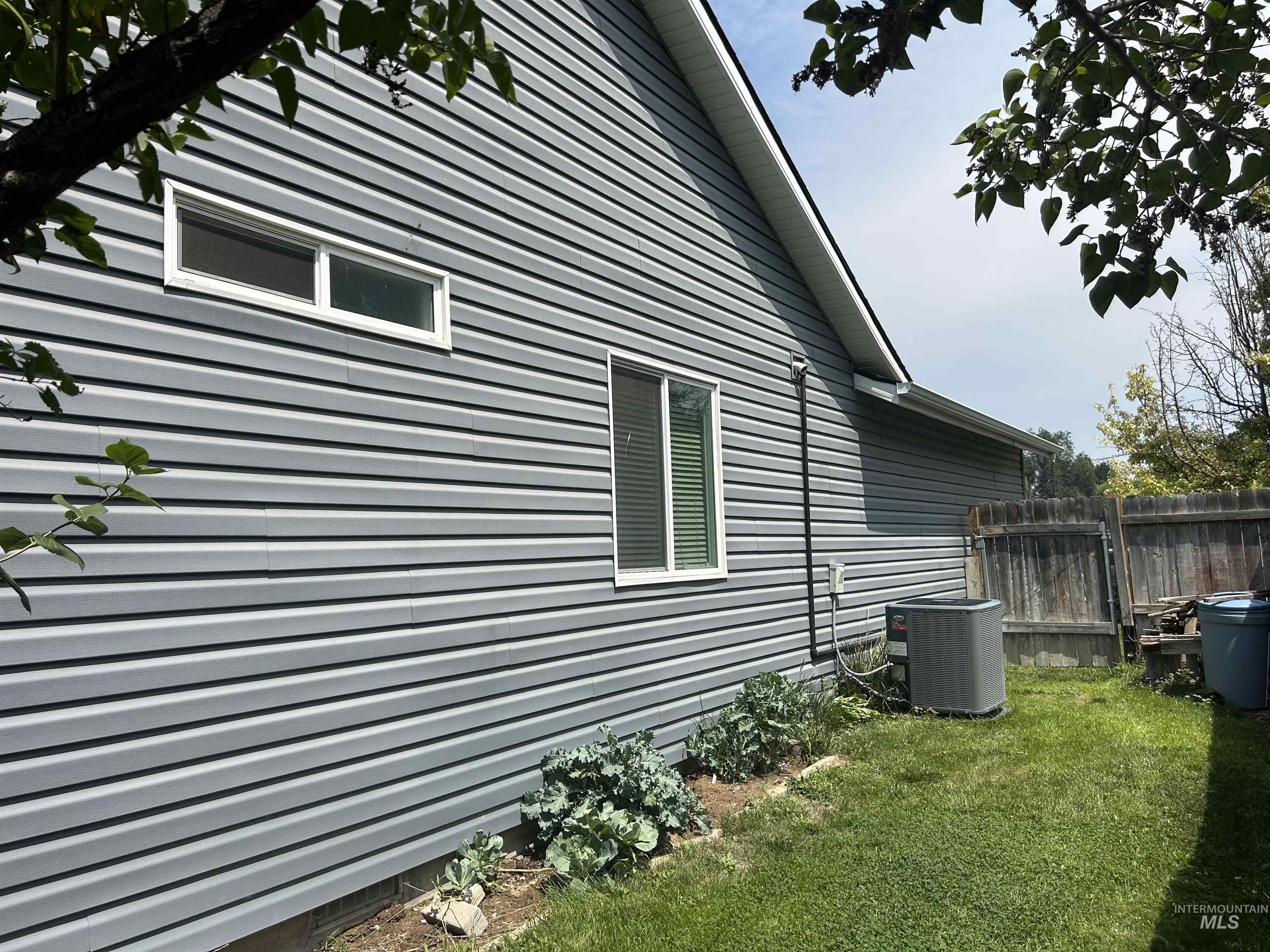 825 S Bonneville Drive, Nampa, Idaho 83686, 4 Bedrooms, 2 Bathrooms, Residential For Sale, Price $350,000, 98995100