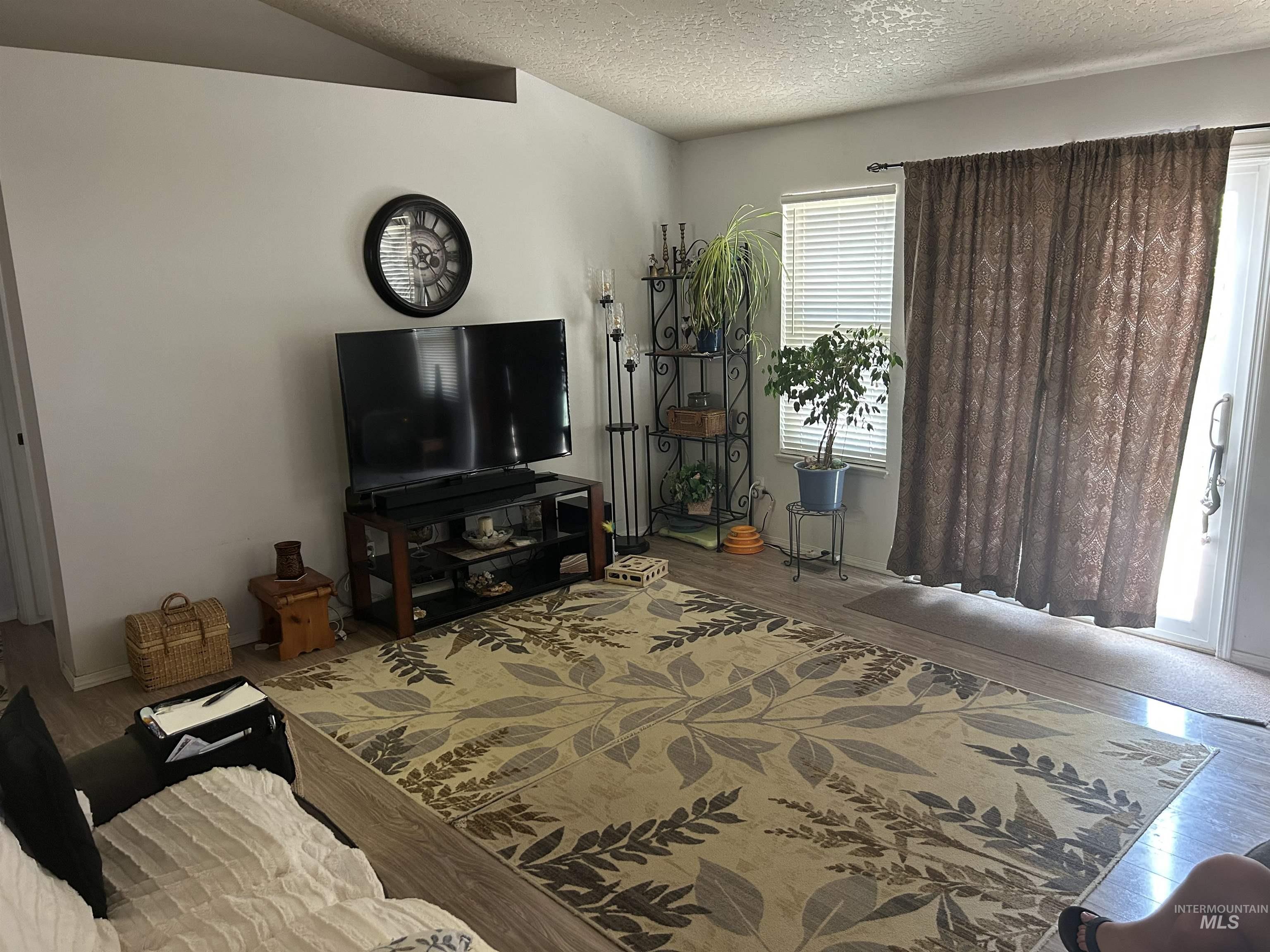 825 S Bonneville Drive, Nampa, Idaho 83686, 4 Bedrooms, 2 Bathrooms, Residential For Sale, Price $350,000, 98995100