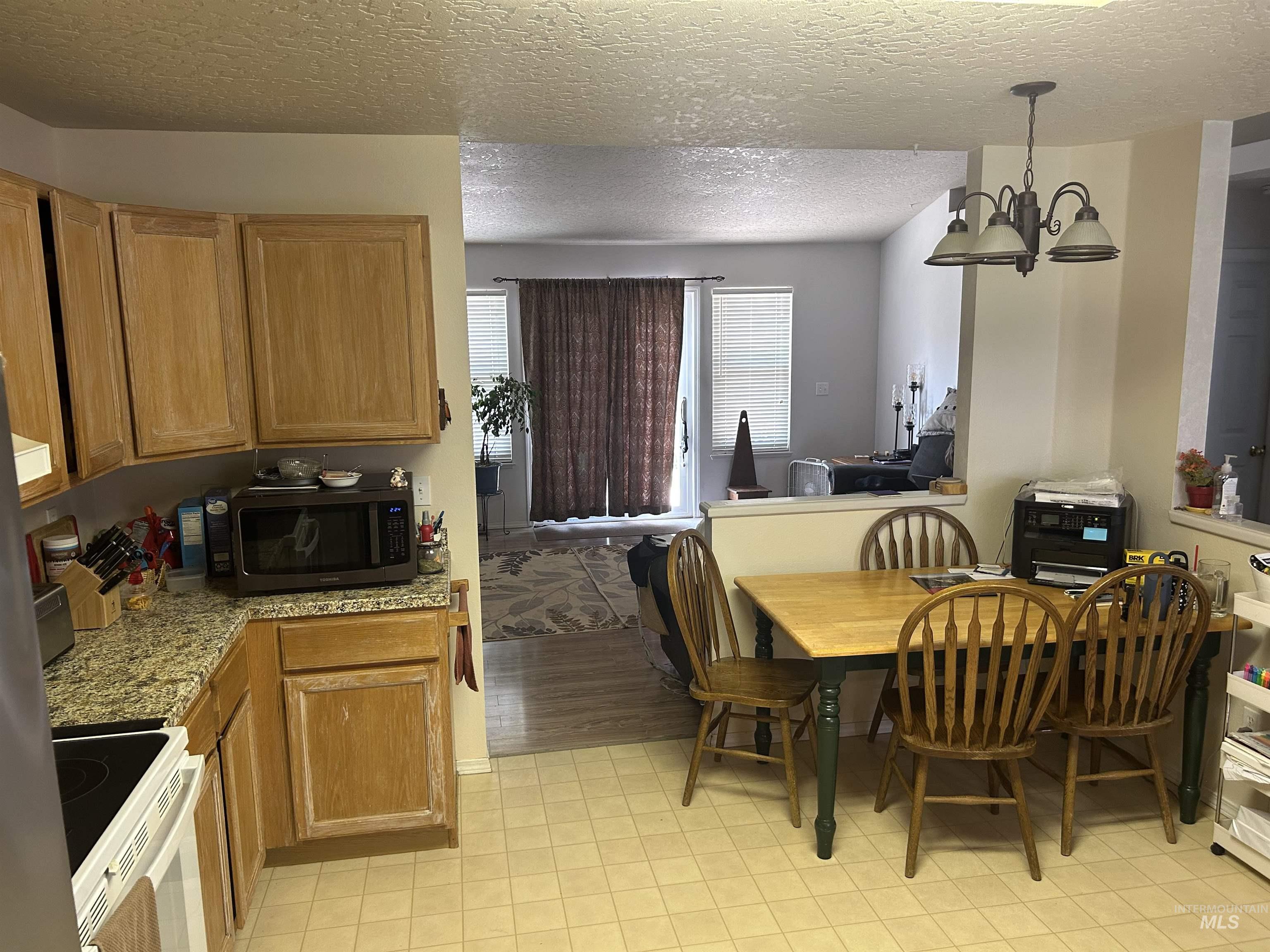 825 S Bonneville Drive, Nampa, Idaho 83686, 4 Bedrooms, 2 Bathrooms, Residential For Sale, Price $350,000, 98995100