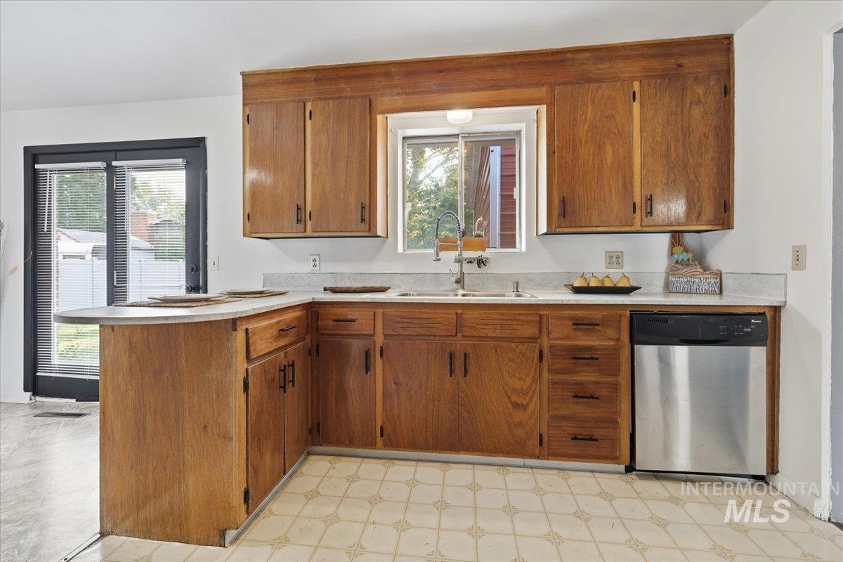 2670 S Montana, Caldwell, Idaho 83605, 3 Bedrooms, 1.5 Bathrooms, Residential For Sale, Price $399,000, 98995102