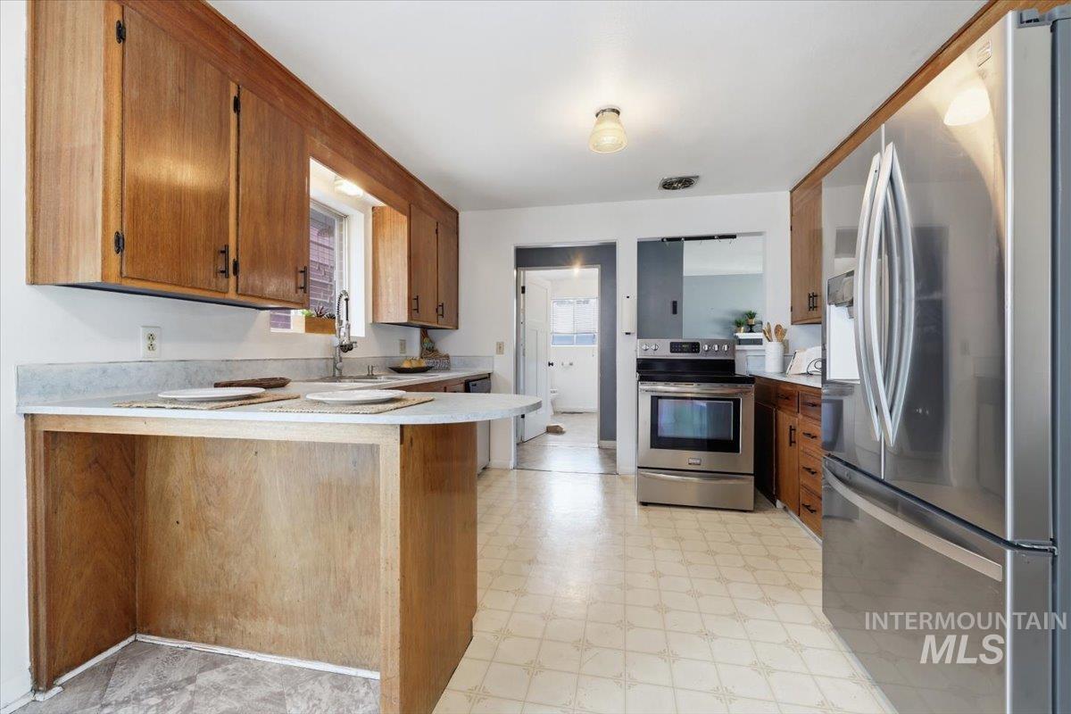 2670 S Montana, Caldwell, Idaho 83605, 3 Bedrooms, 1.5 Bathrooms, Residential For Sale, Price $399,000, 98995102