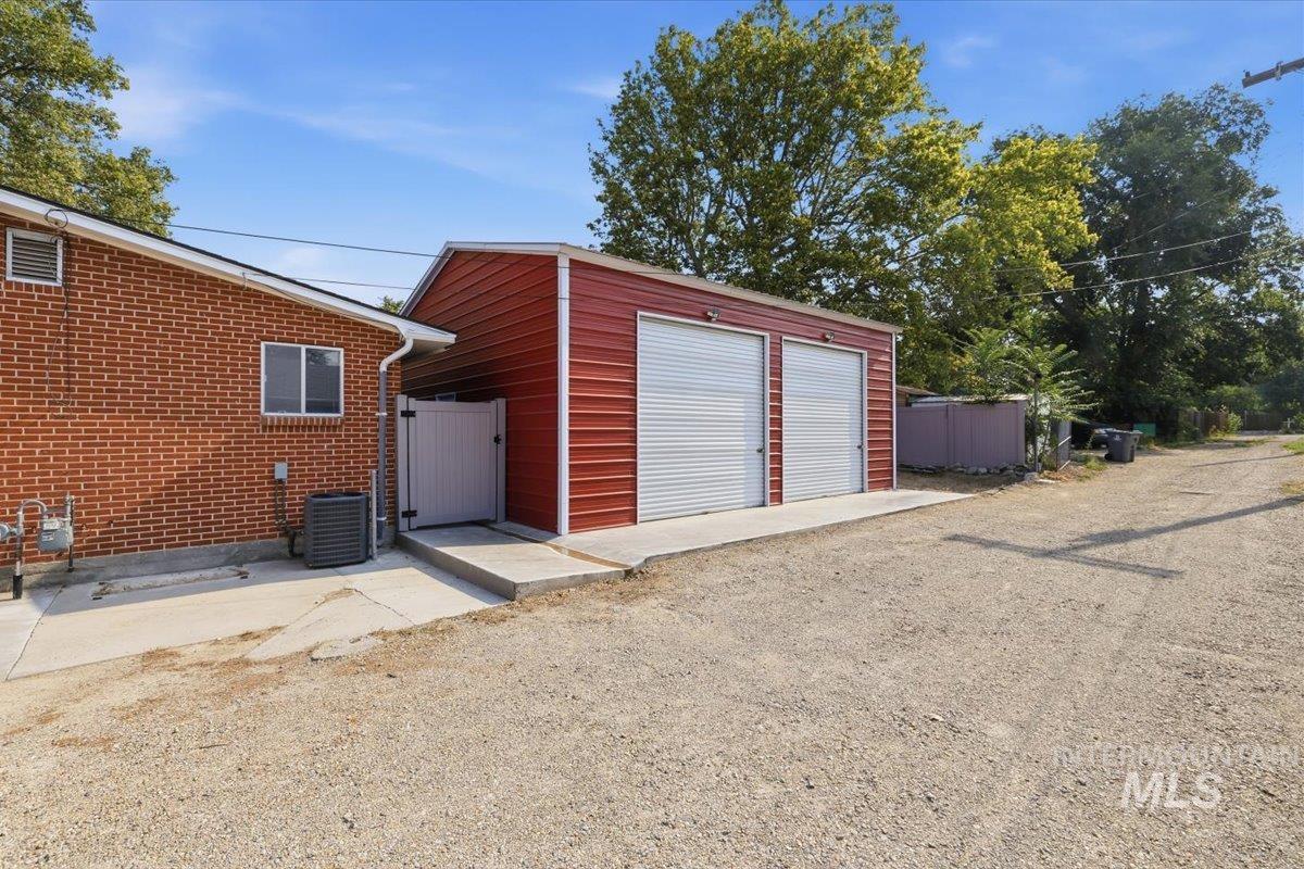 2670 S Montana, Caldwell, Idaho 83605, 3 Bedrooms, 1.5 Bathrooms, Residential For Sale, Price $399,000, 98995102
