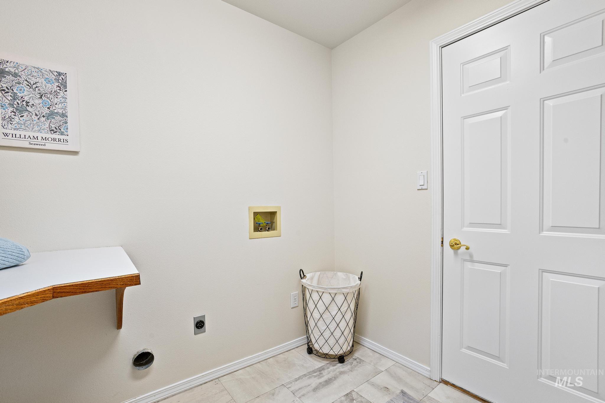 2305 E Chateau Dr, Meridian, Idaho 83646, 3 Bedrooms, 2 Bathrooms, Residential For Sale, Price $439,900,MLS 98995109