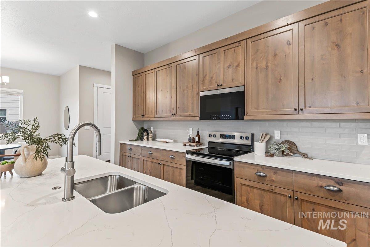2218 N Leatherwood Ave, Star, Idaho 83669, 2 Bedrooms, 2 Bathrooms, Residential For Sale, Price $459,500,MLS 98995110