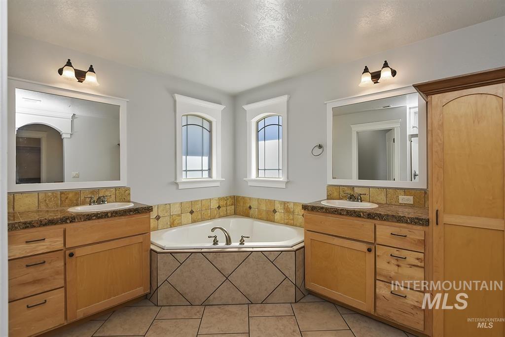12291 S Essex Way, Nampa, Idaho 83686, 5 Bedrooms, 3.5 Bathrooms, Residential For Sale, Price $705,000,MLS 98995114