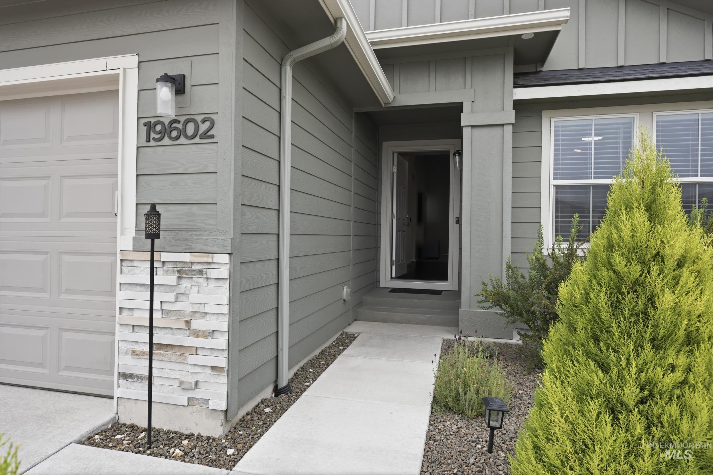 19602 Watling, Caldwell, Idaho 83605, 3 Bedrooms, 2 Bathrooms, Residential For Sale, Price $385,000,MLS 98995141