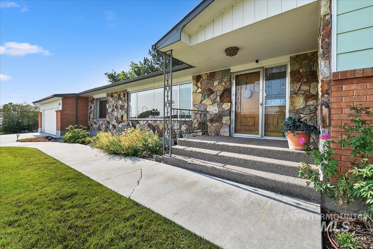 111 Palmer Dr, Nampa, Idaho 83686, 6 Bedrooms, 4 Bathrooms, Residential For Sale, Price $499,900,MLS 98995145