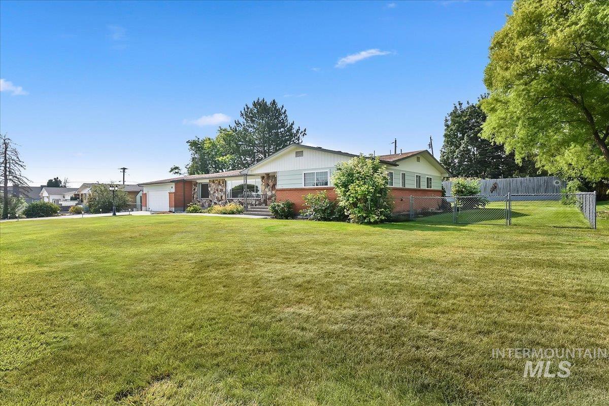 111 Palmer Dr, Nampa, Idaho 83686, 6 Bedrooms, 4 Bathrooms, Residential For Sale, Price $499,900,MLS 98995145