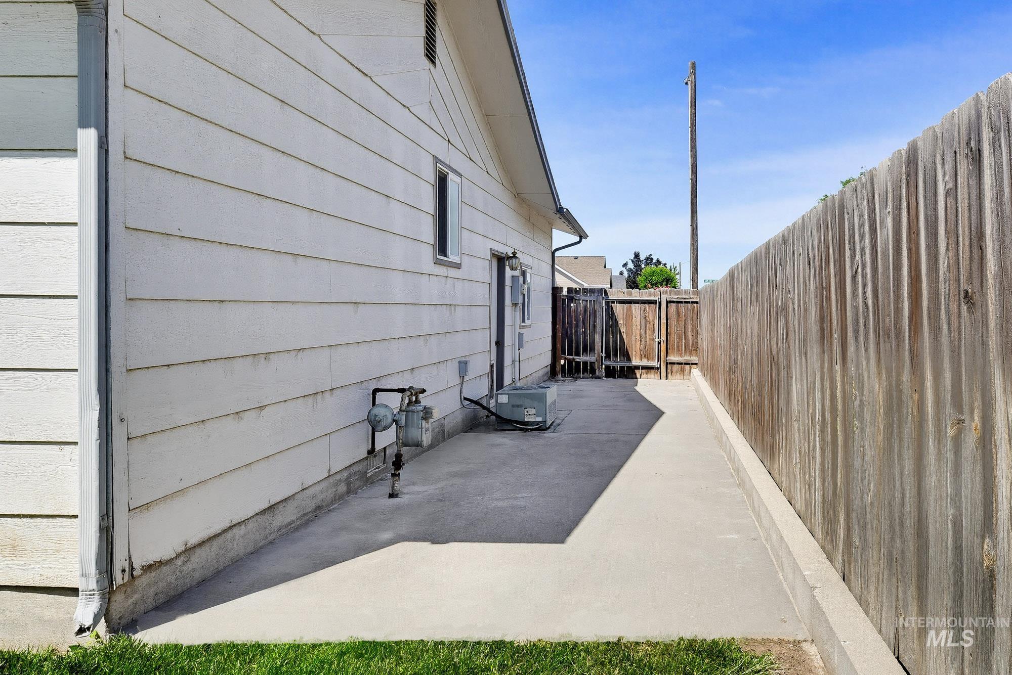 2404 Golden Ave, Fruitland, Idaho 83619, 3 Bedrooms, 2 Bathrooms, Residential For Sale, Price $319,900, 98995151