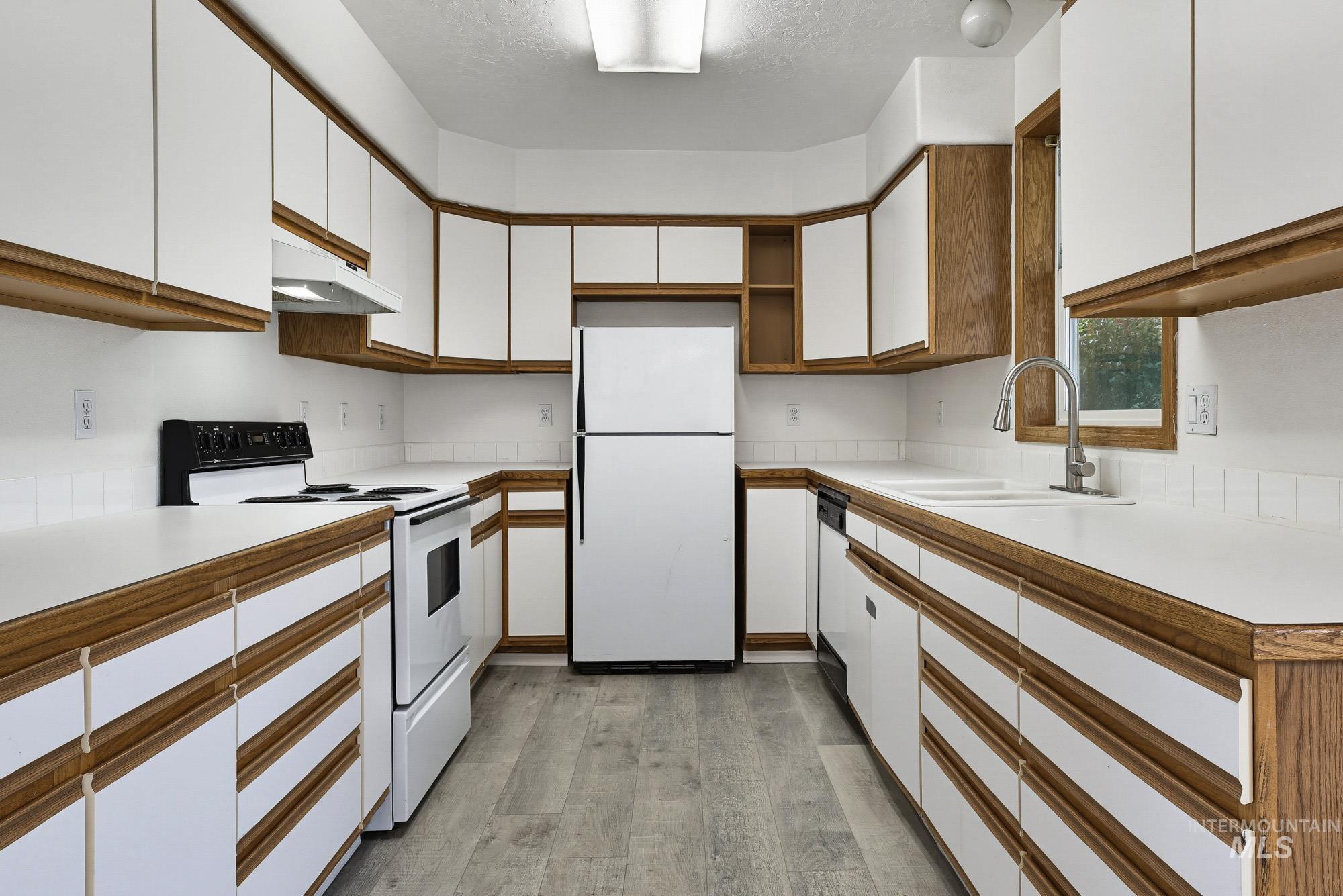 2404 Golden Ave, Fruitland, Idaho 83619, 3 Bedrooms, 2 Bathrooms, Residential For Sale, Price $319,900, 98995151