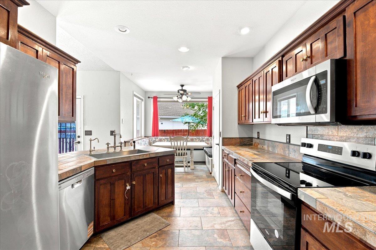 2884 Rough Stone Way, Meridian, Idaho 83646, 4 Bedrooms, 2.5 Bathrooms, Residential For Sale, Price $557,500,MLS 98995158