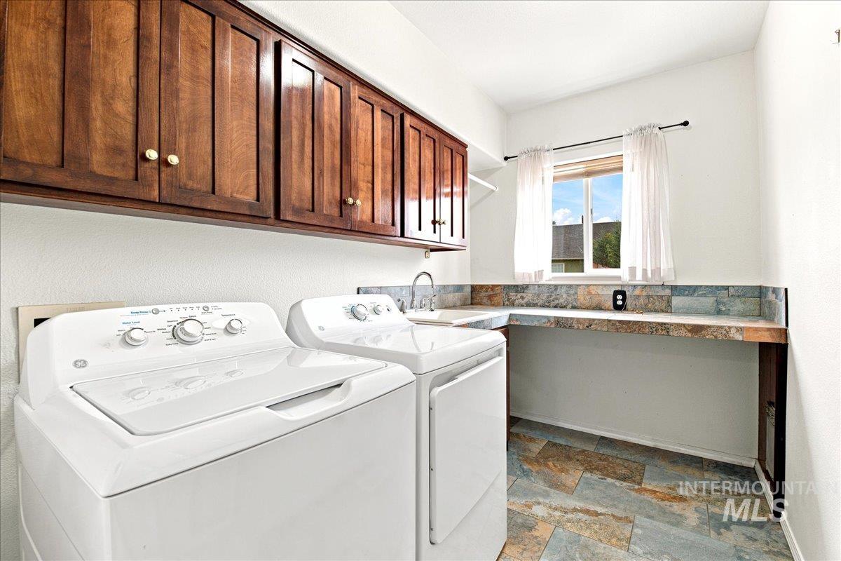 2884 Rough Stone Way, Meridian, Idaho 83646, 4 Bedrooms, 2.5 Bathrooms, Residential For Sale, Price $557,500,MLS 98995158