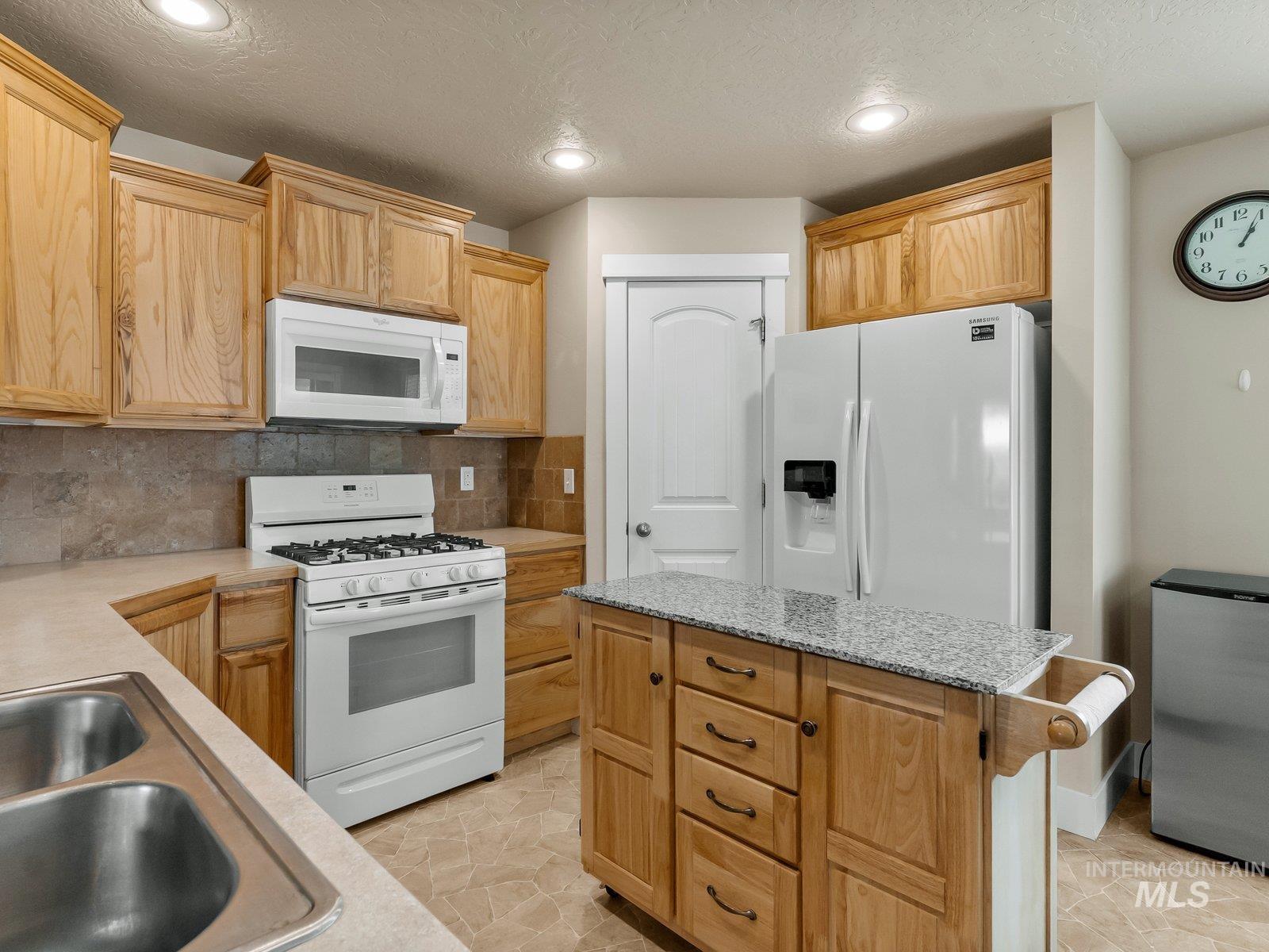 1013 Dittman Dr., Emmett, Idaho 83617, 3 Bedrooms, 2 Bathrooms, Residential For Sale, Price $424,900,MLS 98995163
