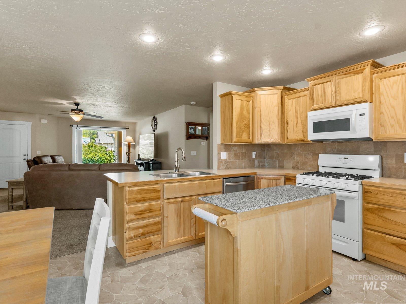 1013 Dittman Dr., Emmett, Idaho 83617, 3 Bedrooms, 2 Bathrooms, Residential For Sale, Price $424,900,MLS 98995163