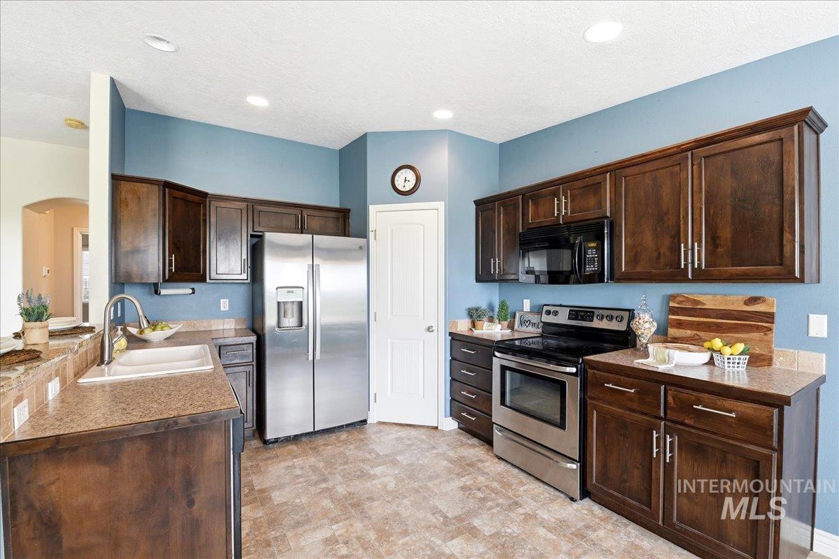 15885 Granite Peak Avenue, Nampa, Idaho 83651, 3 Bedrooms, 2 Bathrooms, Residential For Sale, Price $389,900,MLS 98995164