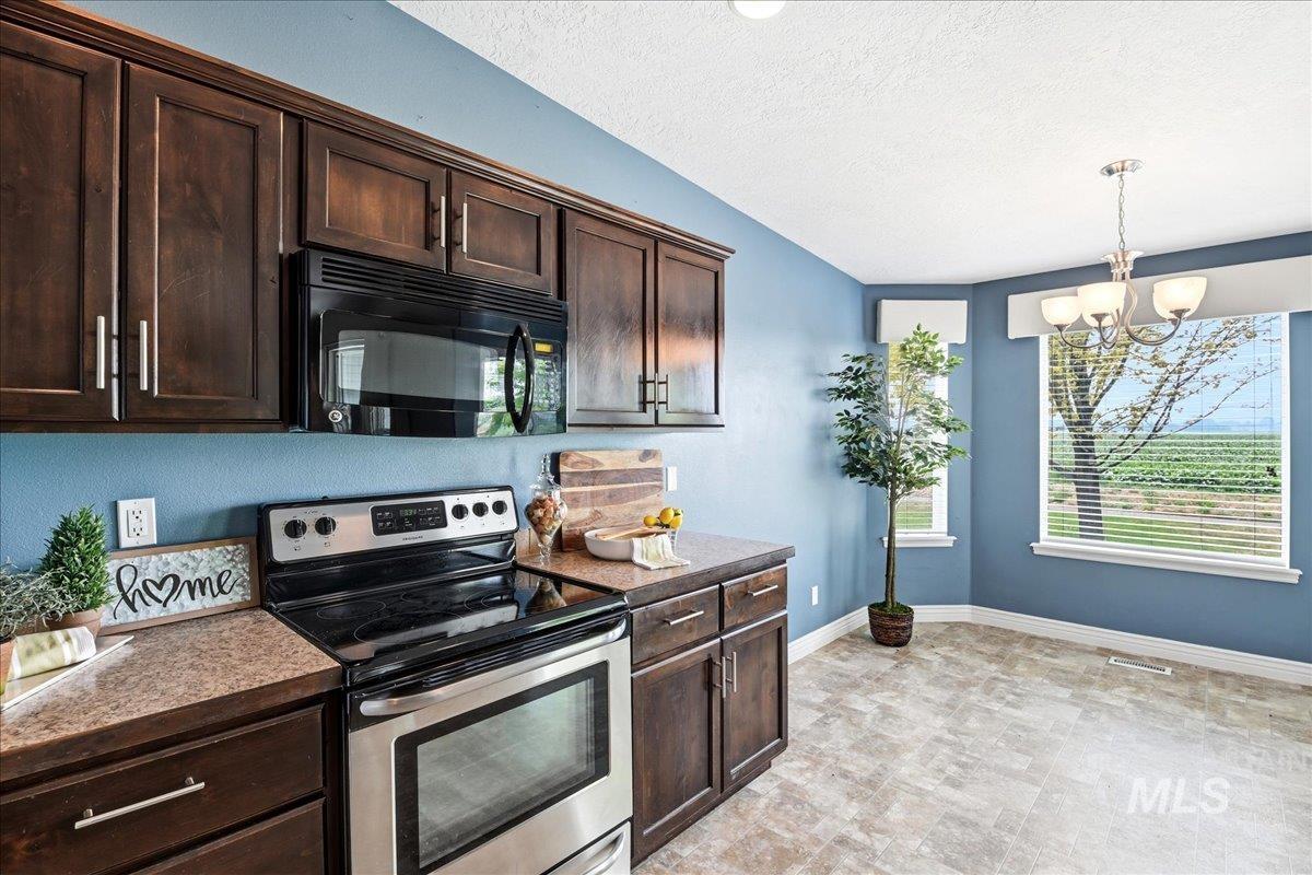 15885 Granite Peak Avenue, Nampa, Idaho 83651, 3 Bedrooms, 2 Bathrooms, Residential For Sale, Price $389,900,MLS 98995164