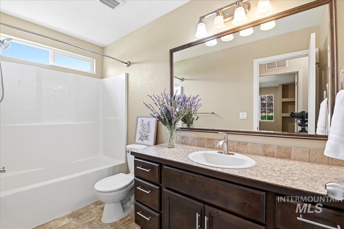 15885 Granite Peak Avenue, Nampa, Idaho 83651, 3 Bedrooms, 2 Bathrooms, Residential For Sale, Price $389,900,MLS 98995164