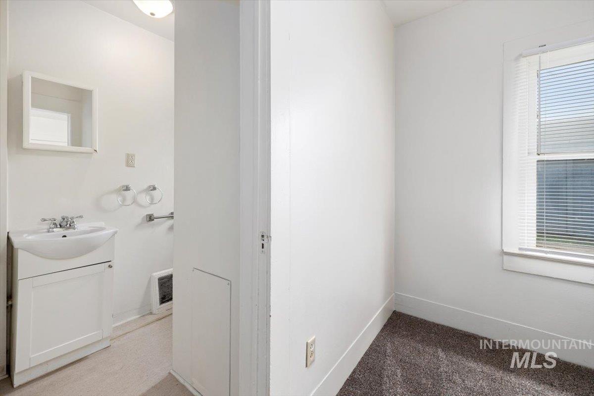 201 Locust Street South, Twin Falls, Idaho 83301, 2 Bedrooms, 1 Bathroom, Residential For Sale, Price $248,000, 98995168