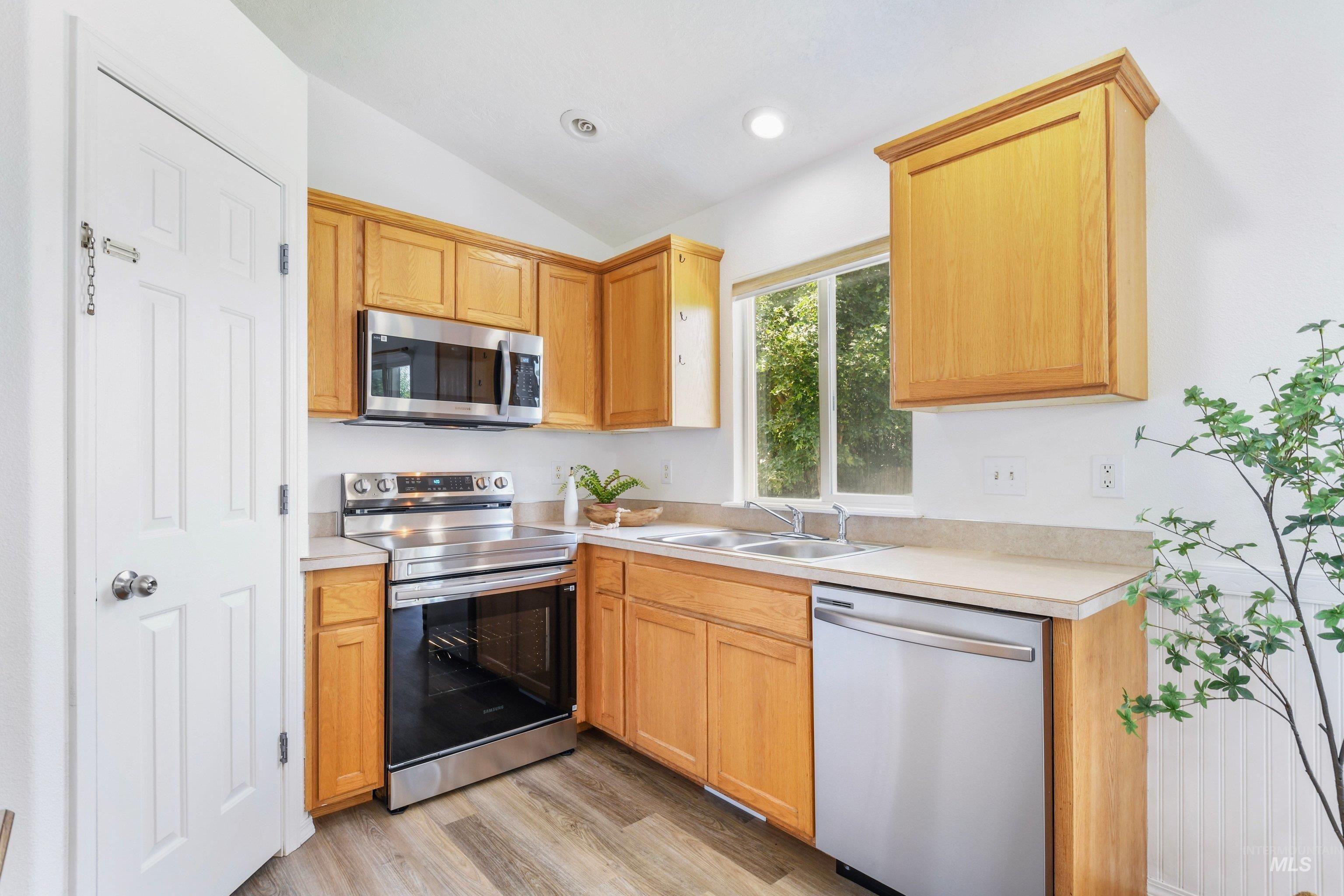 63 S Kelli Loop, Nampa, Idaho 83687, 3 Bedrooms, 2 Bathrooms, Residential For Sale, Price $329,900,MLS 98995170