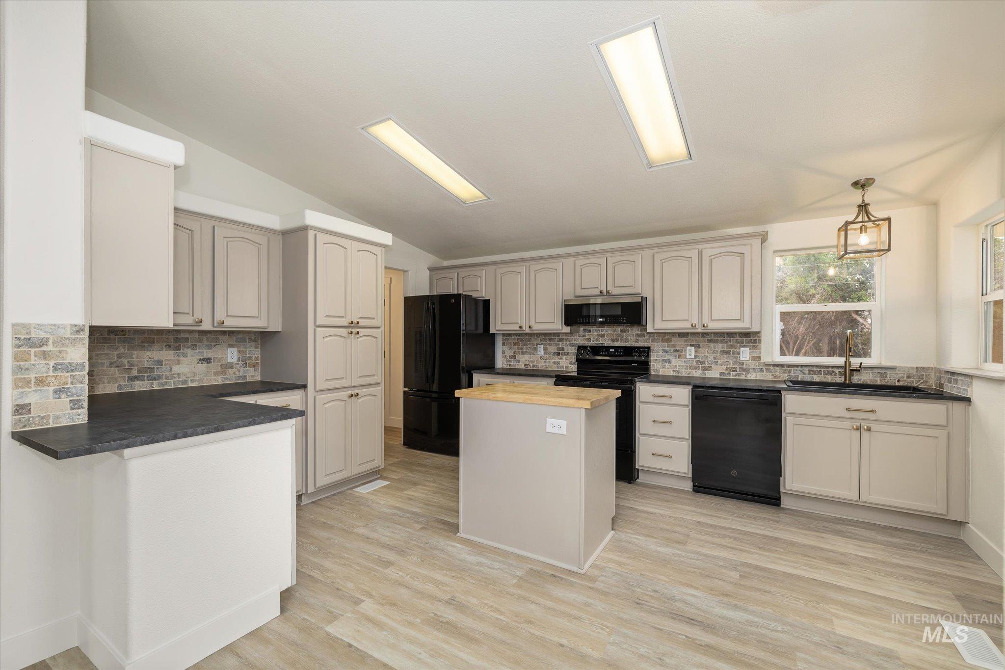 2283 Canyon Rd S, Melba, Idaho 83641, 3 Bedrooms, 2 Bathrooms, Residential For Sale, Price $1,595,000, 98995194
