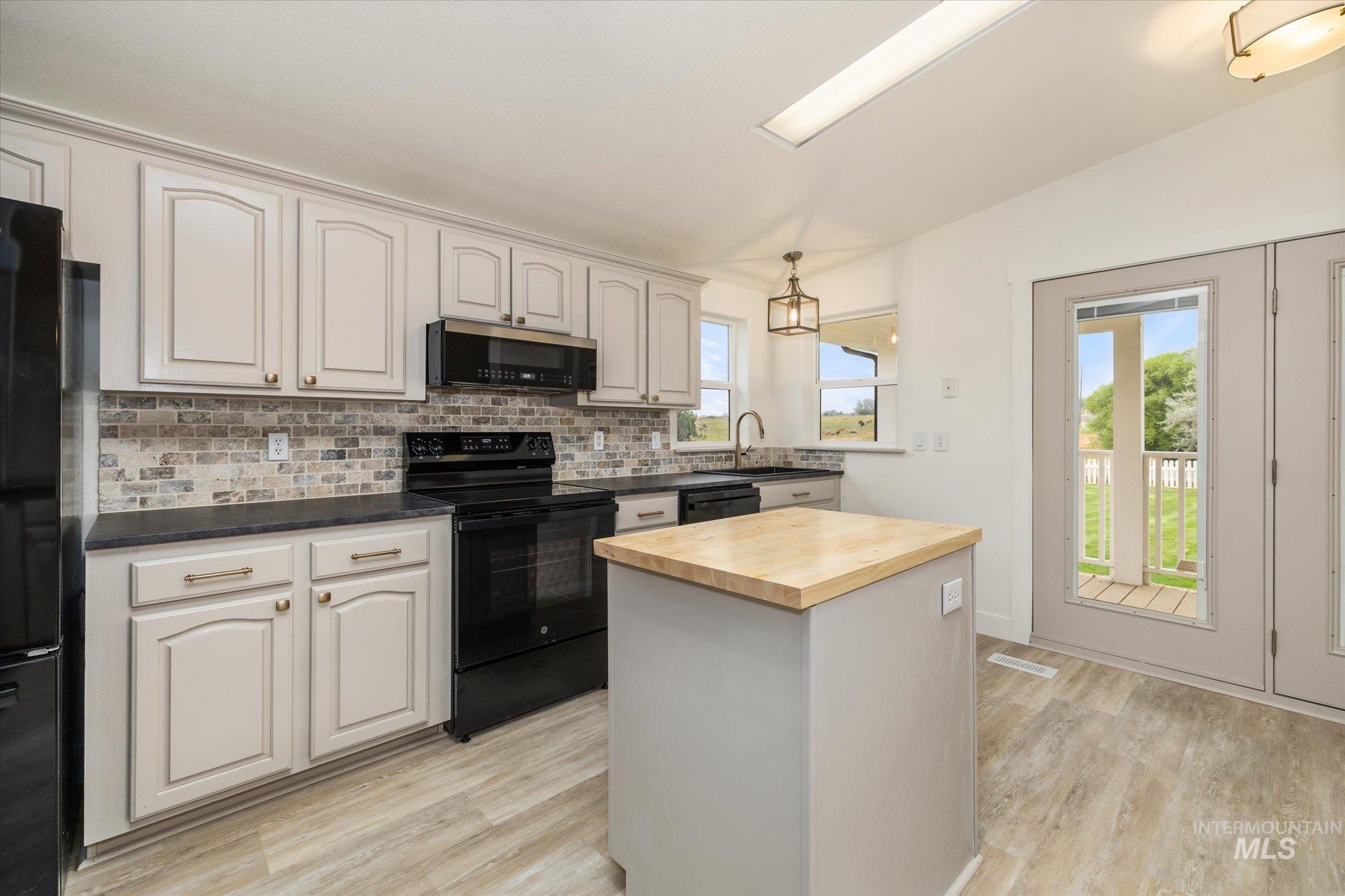 2283 Canyon Rd S, Melba, Idaho 83641, 3 Bedrooms, 2 Bathrooms, Farm & Ranch For Sale, Price $1,595,000,MLS 98995195