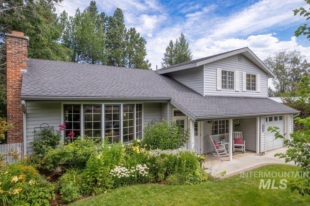 1128 Lynandra Dr., Moscow, Idaho 83843, 5 Bedrooms, 3.5 Bathrooms, Residential For Sale, Price $500,000,MLS 98995207